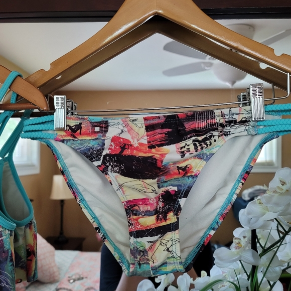 Colorful Beach Print Bikini Set - Picture 4 of 12